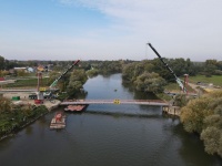 Obrázok k aktualite BSK: Osadili hlavnú časť nového cyklomosta ponad rieku Morava 