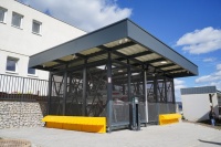 Obrázok k aktualite Pri troch žilinských základných školách osadilo mesto nové cykloprístrešky