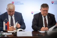Obrázok k aktualite Minister dopravy Arpád Érsek a jeho maďarský kolega podpísali dohody o výstavbe mostov ponad rieky na spoločnej hranici  